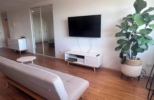 Crows Nest Apartment | Spacious Sunny Studio with City & Harbour Views - Crows Nest