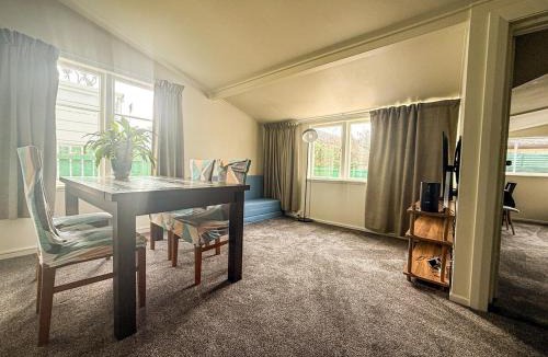 Lyall Bay House | Spacious Surf-side 4 bedroom Retreat