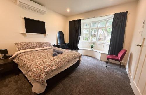 Lyall Bay House | Spacious Surf-side 4 bedroom Retreat