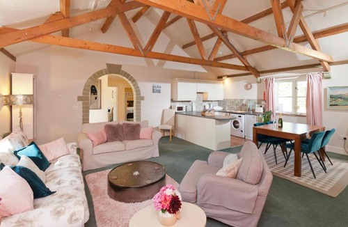 Swallowcliffe House | Spacious Swallow Cottage