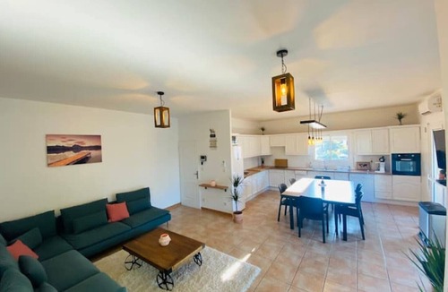 Bas-Vernet Apartment | Spacious T5, terrace, near center, private parking