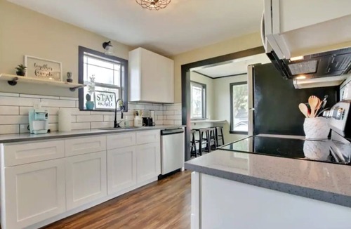 South End House | Spacious Tacoma Gem-for 6, self check-in, parking