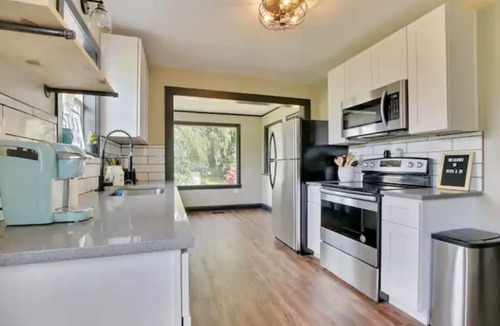 South End House | Spacious Tacoma Gem-for 6, self check-in, parking