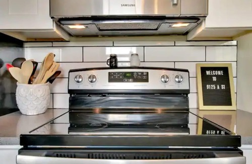 South End House | Spacious Tacoma Gem-for 6, self check-in, parking