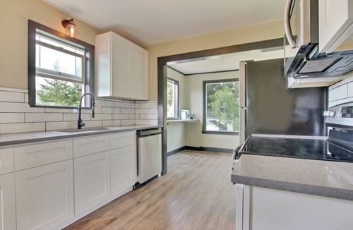 South End House | Spacious Tacoma Gem-for 6, self check-in, parking