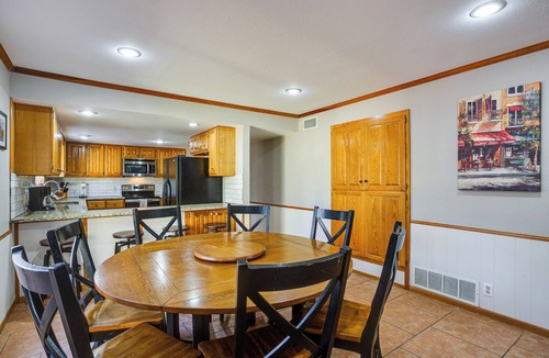 Pottsboro Cottage | Spacious Texas Getaway 1/2 Mi to Lake Texoma!
