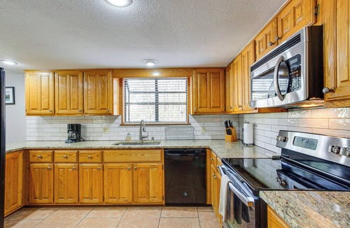 Pottsboro Cottage | Spacious Texas Getaway 1/2 Mi to Lake Texoma!