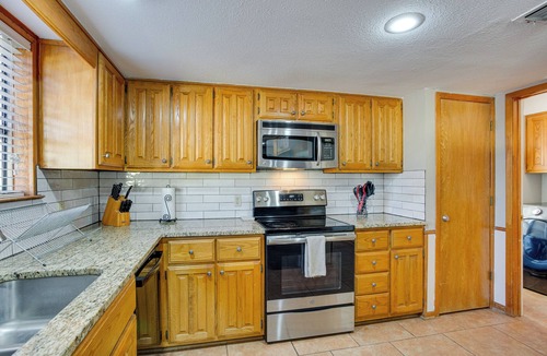 Pottsboro Cottage | Spacious Texas Getaway 1/2 Mi to Lake Texoma!
