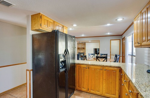 Pottsboro Cottage | Spacious Texas Getaway 1/2 Mi to Lake Texoma!