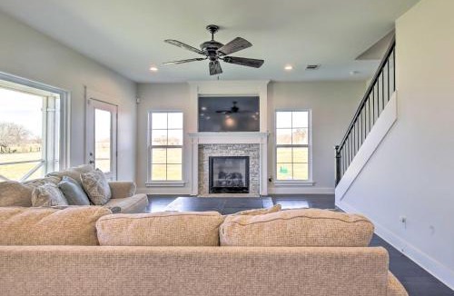 Yorktown House | Spacious Texas Getaway w/Fire Pit & Pond!