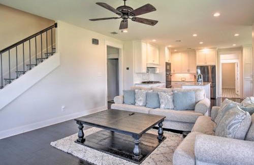 Yorktown House | Spacious Texas Getaway with Fire Pit and Pond!