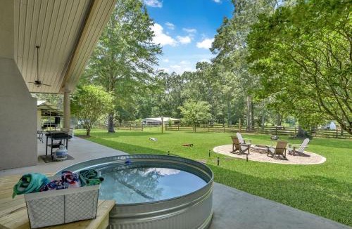 Coldspring House | Spacious Texas Ranch Retreat with Cowboy Pool and Fire Pit Near Lake Livingston, Coldspring TX