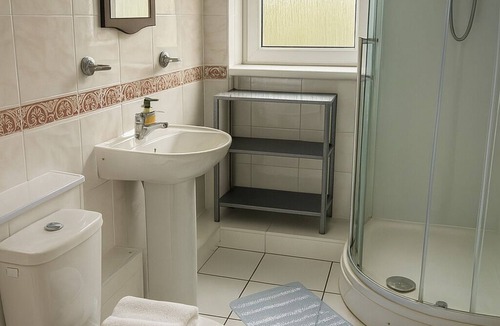 Liberton Apartment | Spacious Three-Bedroom Apartment