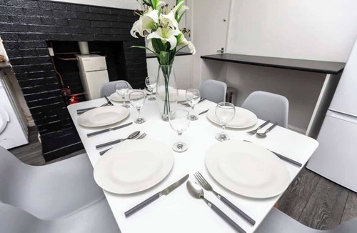 Hemsworth House | Spacious three bedroom property!