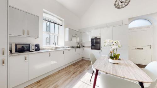 Six Bells Apartment | Spacious three bedroom apartment with Valley views