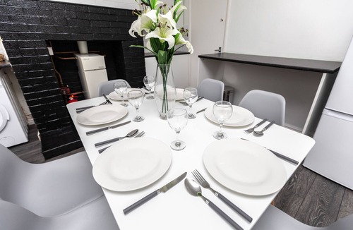 Hemsworth House | Spacious three bedroom property!