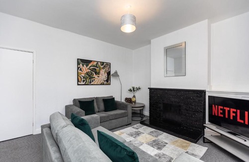 Hemsworth House | Spacious three bedroom property!