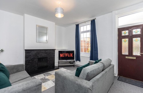 Hemsworth House | Spacious three bedroom property!