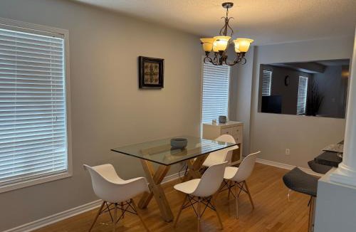 Halton Regional Municipality House | Spacious Three Bedroom House Wifi Parking