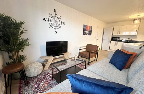 Borehamwood Apartment | Spacious top-floor flat, Parking, Step-free access