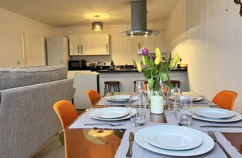 Borehamwood Apartment | Spacious top-floor flat, Parking, Step-free access