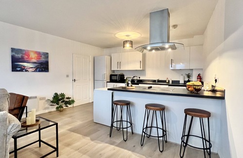 Borehamwood Apartment | Spacious top-floor flat, Parking, Step-free access