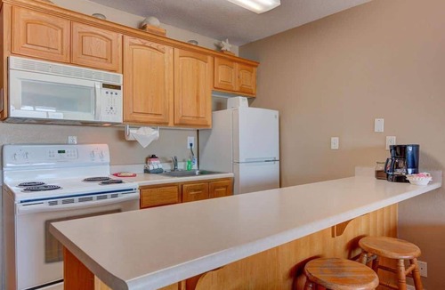 Lincoln City Condo | Spacious Top Floor Oceanfront Suite - Pool and Sauna - Sleeps 4!