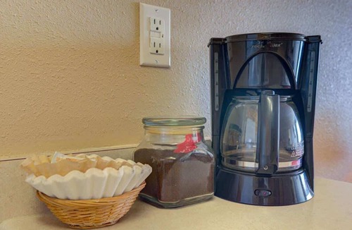 Lincoln City Condo | Spacious Top Floor Oceanfront Suite - Pool and Sauna - Sleeps 4!