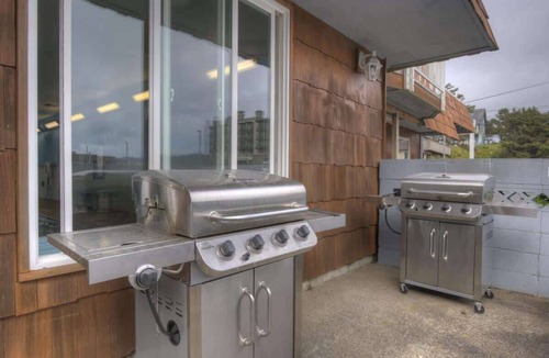 Lincoln City Condo | Spacious Top Floor Oceanfront Suite - Pool and Sauna - Sleeps 4!