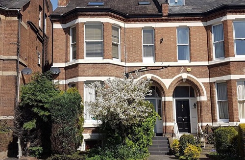 Leamington Spa Apartment | Spacious town centre serviced apartment