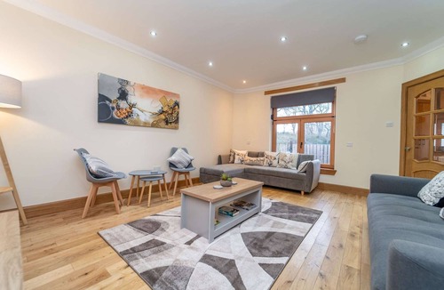 Duddingston House | Spacious Town-house with Parking