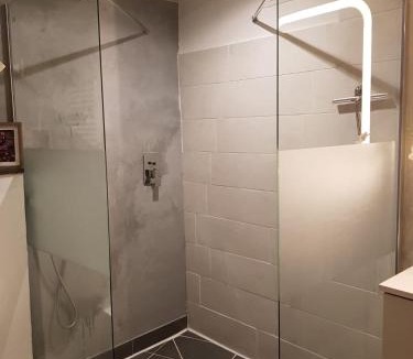 Montagnac House | Spacious town house with balcony