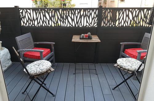 Montagnac House | Spacious town house with balcony