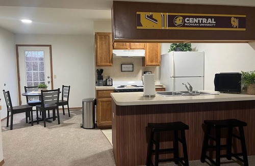 Mount Pleasant House | Spacious Townhome- Minutes from CMU!