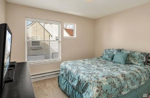 Kent House | Spacious Townhome Conveniently Located