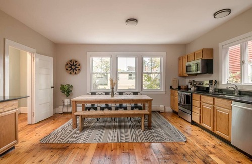 Parkside House | Spacious Townhome Style Aptnn