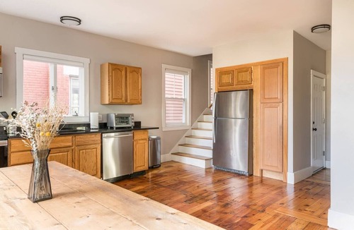 Parkside House | Spacious Townhome Style Aptnn