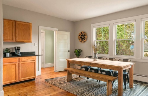 Parkside House | Spacious Townhome Style Aptnn