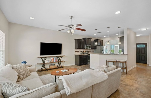 Corpus Christi House | Spacious Townhouse: 1 mile to beach! Pet-friendly.