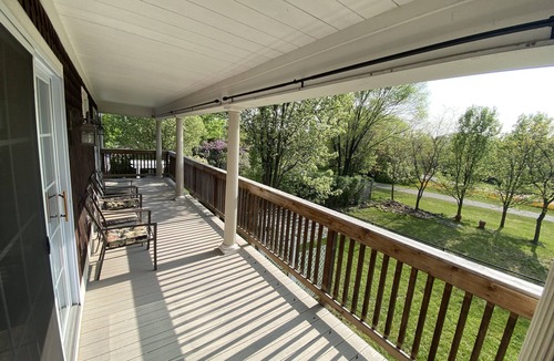 Bellaire Condo | Spacious Townhouse Retreat, Steps from everything. Bring the boat! Easy parking.