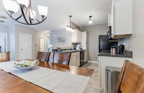 Champaign House | SPACIOUS TOWNHOUSE with the COMFORTS of HOME