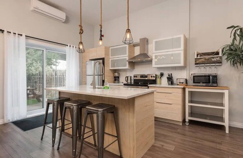 Cote-Saint-Paul House | Spacious townhouse with rooftop deck 4BR near DT