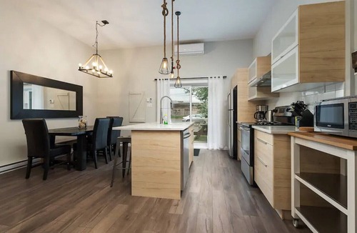 Cote-Saint-Paul House | Spacious townhouse with rooftop deck 4BR near DT
