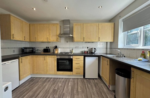 Telford House | Spacious Townhouse with Garden