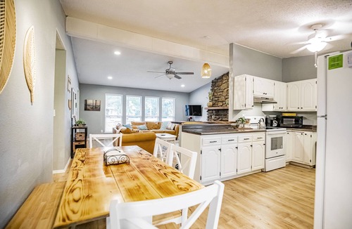 Bella Vista House | Spacious Trailside Escape w/Bunk Room