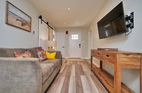 San Leandro House | Spacious & Tranquil Retreat