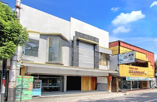Central Yogyakarta House | Spacious Triple Suite for Groups with Free WiFi