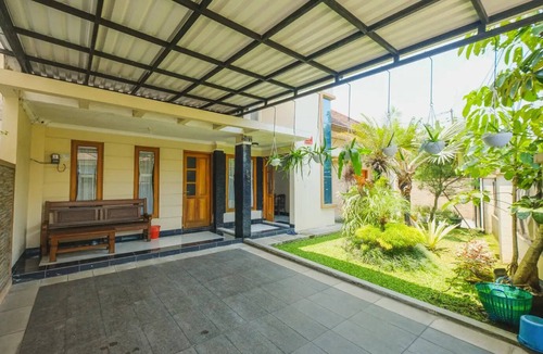 Sinduadi House | Spacious Tropical Garden House by Nginap