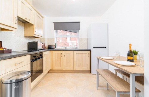Seisdon Apartment | Spacious Two Bed Apartment - Parking