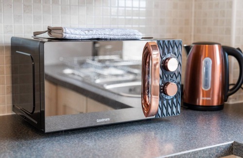 Seisdon Apartment | Spacious Two Bed Apartment - Parking